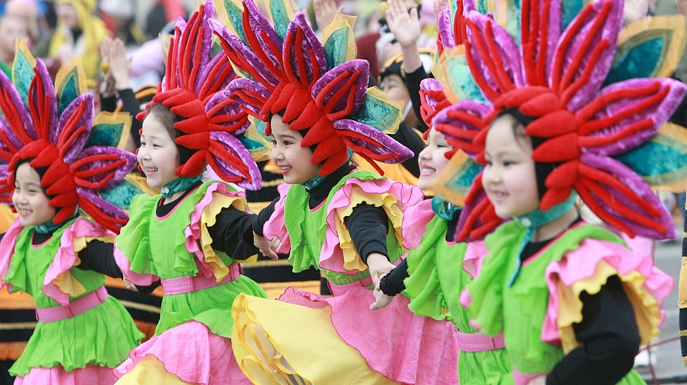 Kinder im Kaukasus tanzen zum Frühlingsfest Nouruz | Bildquelle: picture-alliance/dpa